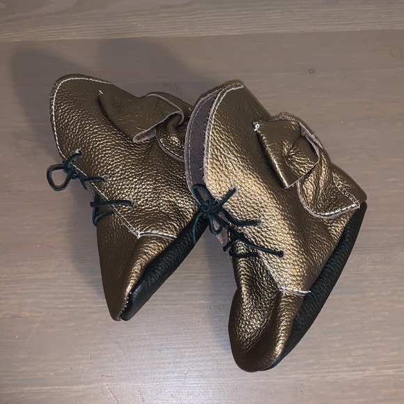 🆕 Handmade Gold and Black Pebbled Leather Booties - Toddler’s Size 5 - Picture 4 of 5